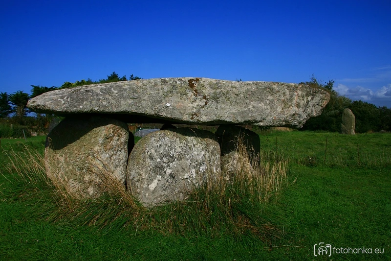 Dolmen a menhir