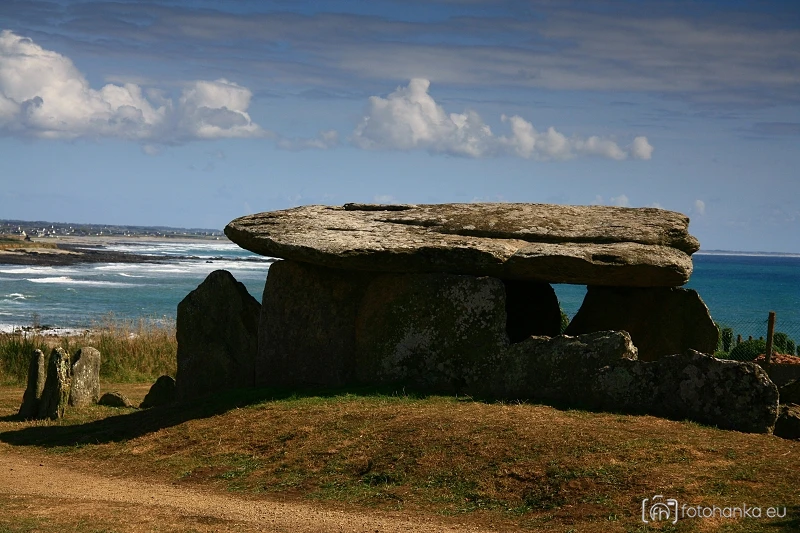 Dolmen a pobřeží